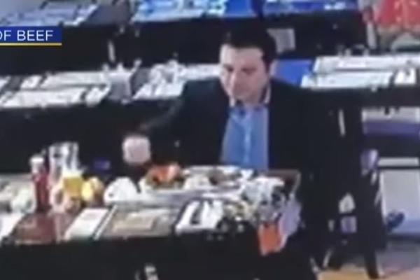 KONOBARICA JE GLEDALA U NJEGA I NIJE MOGLA DA VERUJE ŠTA RADI: Seo u restoran pa počeo da ga mota u papir! (VIDEO)