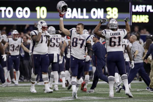 POLICIJA RASPISALA POTERNICU: Vlasnik NFL šampiona optužen za podvođenje! Oglasio se i Donald Tramp!