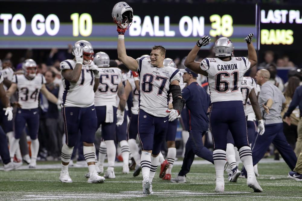 POLICIJA RASPISALA POTERNICU: Vlasnik NFL šampiona optužen za podvođenje! Oglasio se i Donald Tramp!