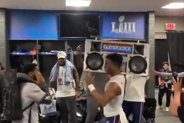 U SVLAČIONICI PRAVA LUDNICA: Toče se litre alkohola, a onda se pojavio gazda sa specijalnim kovegom i u njemu...