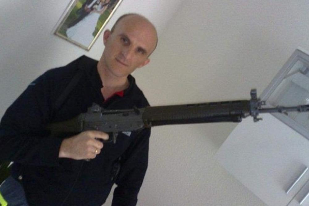 OVO JE MANIJAK KOJI JE UPUTIO JEZIVE PRETNJE VUČIĆEVOM SINU! Slika se pištoljima i puškama, a preti VEŠANJEM (FOTO)