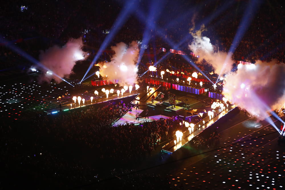 SUPERBOUL JE OVE GODINE BIO POSVEĆEN ŽENAMA: Jedan od najboljih frajera se skidao tokom nastupa na poluvremenu!