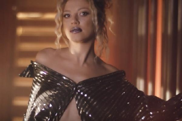 KIJA JOŠ NIJE PREVAZIŠLA SLOBINU PREVARU: Ukanalila ga na nastupu, publika pala u trans, a ona vrišti od smeha!