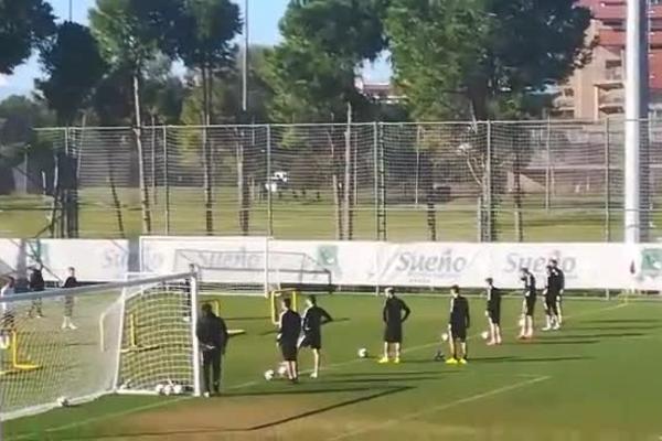 DA PUKNEŠ OD SMEHA: Pogledajte kako Saša Ilić uči fudbalu Armina Đerleka!