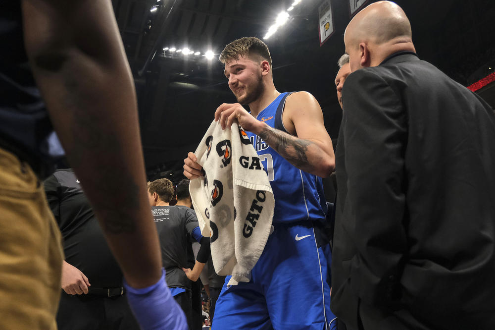 KAKO POGLEDA NA TRIBINE, TAKO POČNE DA VRIŠTI OD SMEHA: Luka Dončić ima brata blizanca u prvim redovima!