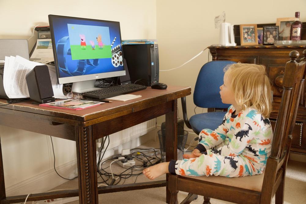 SKIČALO JE I GOSTIMA MIRISALO STOPALA! Dete je gledalo PEPU PRASE 7 sati dnevno i sa 2,5 godine postalo ZAVISNIK