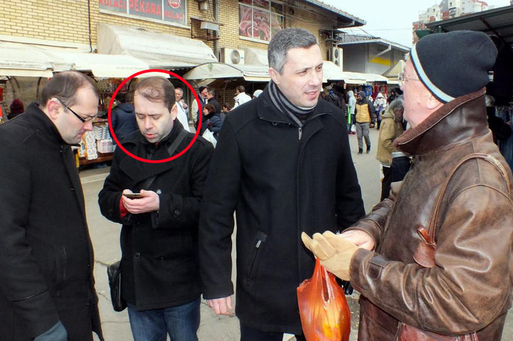 PRIZNAO JE DA JE NOSIO VEŠALA NA TERAZIJAMA: Pristalica Dveri propevao u policiji