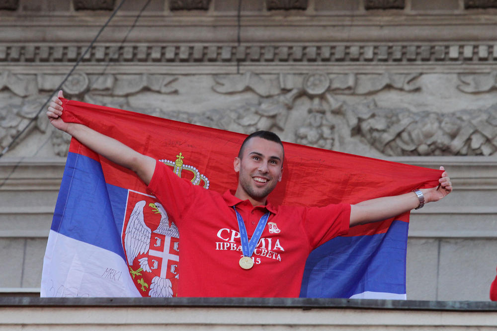 GOTOVO, POTPISAO JE! PLATA 30.000 EVRA! Prvak sveta stigao na Marakanu!