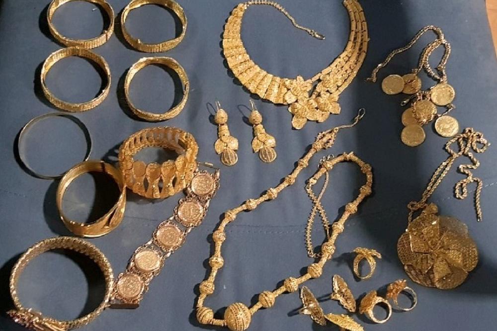 KILO ZLATA OKO VRATA! Zaplenjeno oko 200 narukvica, lančića, prstenja, minđuša, vrednost robe OGROMNA