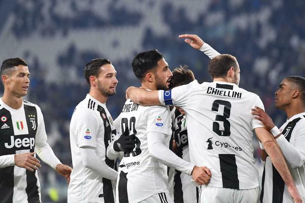 ZVEZDA JUVENTUSA DOŽIVELA SAOBRAĆAJNU NESREĆU: Fudbalerov džip je potpuno smrskan!