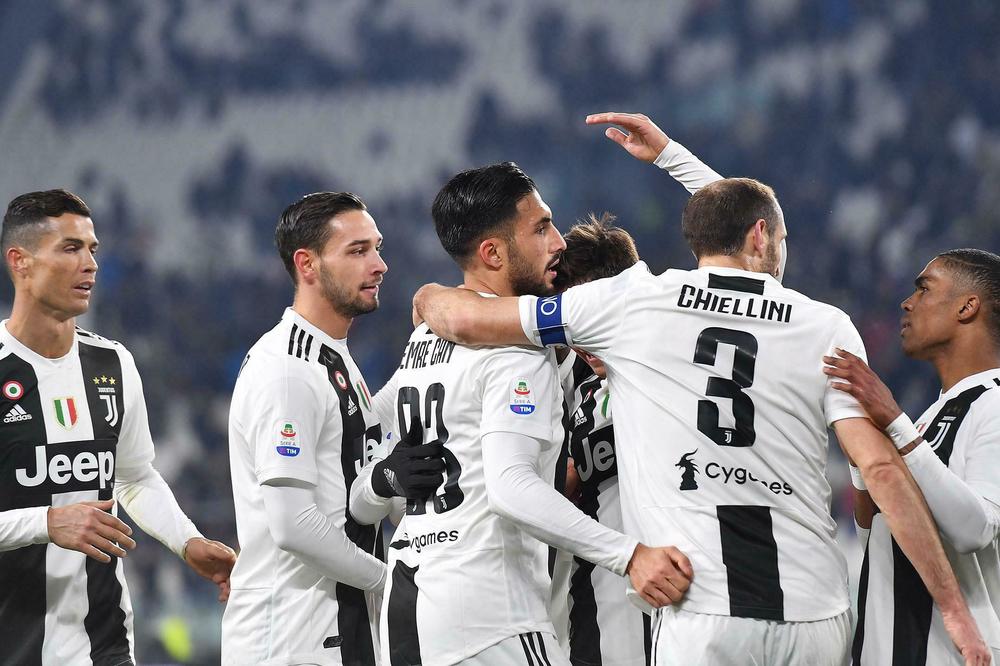 ZVEZDA JUVENTUSA DOŽIVELA SAOBRAĆAJNU NESREĆU: Fudbalerov džip je potpuno smrskan!