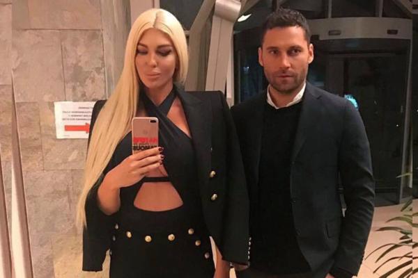 NAKON GLASINA, DUŠKO I JELENA VEČERAS UHVAĆENI ZAJEDNO! Ne mogu da se obuzdaju, zagrljaji pršte sa svih strana!