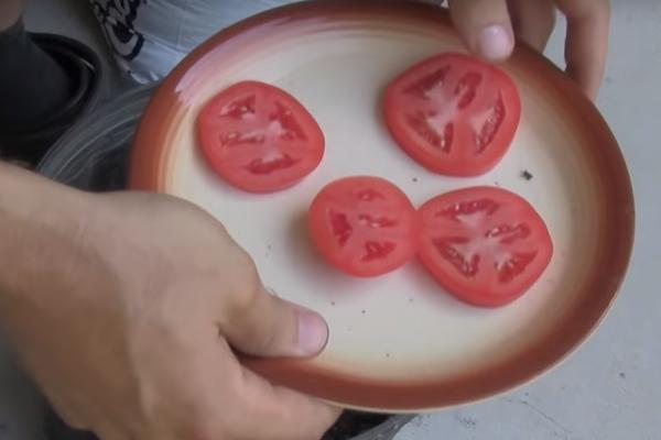 UZELA JE PARADAJZ, PROTRLJALA GA PO KOSI PA SAČEKALA 10 MINUTA! Rešila je najveću MUKU devojaka!