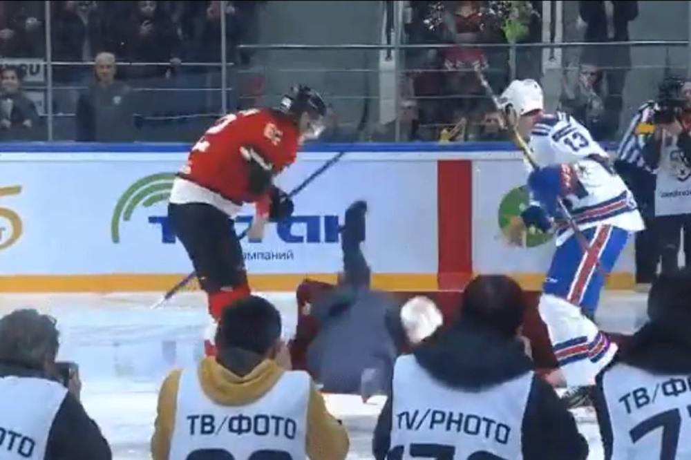 ŽOZE, NISI TI ZA HOKEJ: Snimak Murinjovg pada obišao svet - nije led za njega!