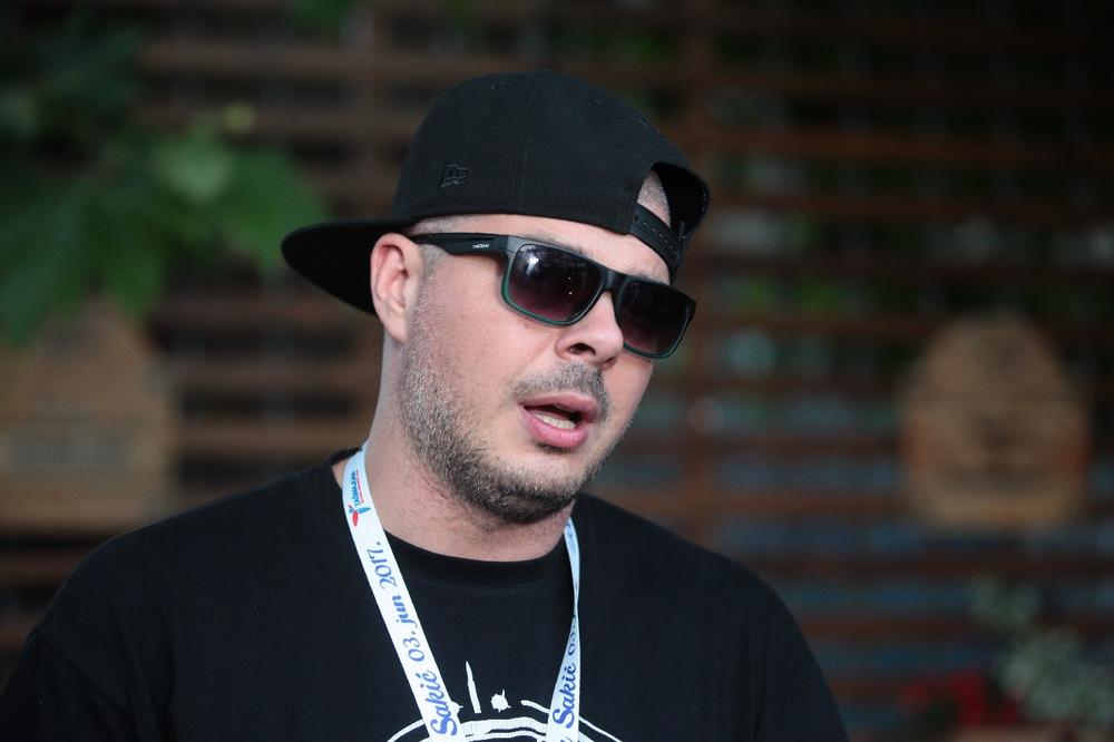 SRAVNIO IH SA ZEMLJOM! NEZAPAMĆENI SKANDAL UMALO ZAVRŠEN TRAGEDIJOM: Reper PREVRNUO sto na voditelje! (VIDEO)