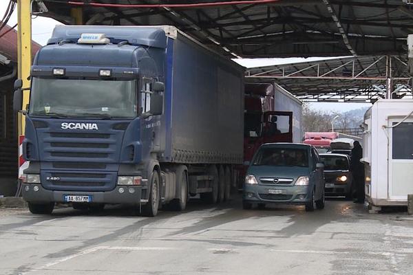 NEVIĐENA DRAMA SRBA ZAROBLJENIH U ENGLESKOJ: Nema hrane i vode za oko stotinu naših vozača na granici