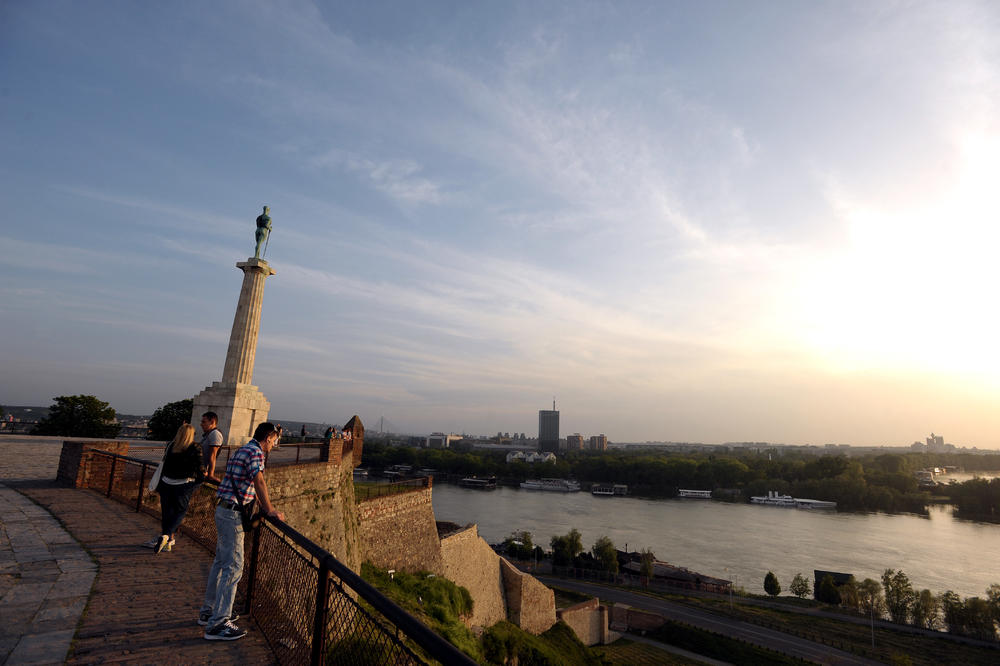 MLADIĆ (20) PAO SA ZIDINA NA KALEMEGDANU! Nalazi se u TEŠKOM STANJU!