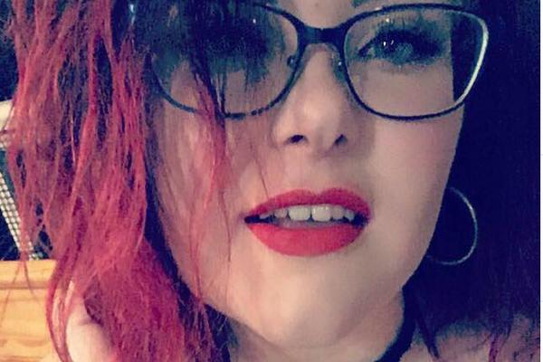 NA AUTOMOBILU JE NAŠLA PORUKU UDVARANJA: Kada je saznala ko je muškarac iza nje, prošla ju je JEZA! (FOTO)