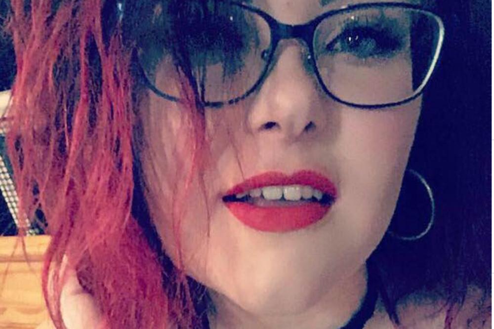 NA AUTOMOBILU JE NAŠLA PORUKU UDVARANJA: Kada je saznala ko je muškarac iza nje, prošla ju je JEZA! (FOTO)