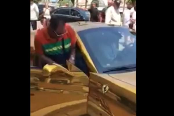 IZA RUŠENJA MADURA MOŽDA IPAK STOJI NAROD: Dok Venecuela gladuje, njegov posinak vozi ZLATNI FERARI (VIDEO)