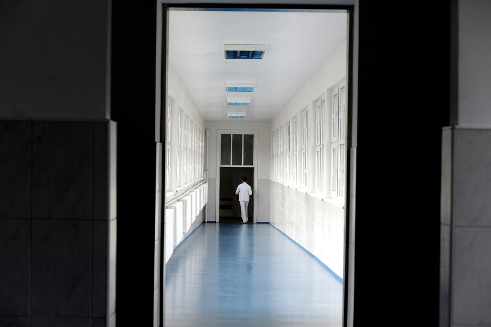 SRPSKI MLADIĆ KOJI JE UPUCAN NA ŠETALIŠTU JE STABILNO! Lekari iz Kosovske Mitrovice uspeli su da mu spasu život