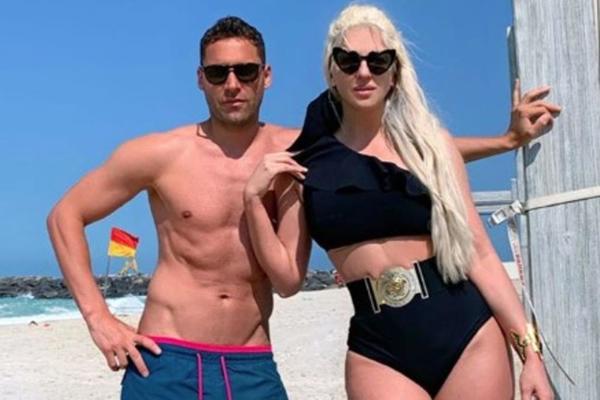 KARLEUŠA SE PONOVO POHVALILA LUKSUZOM: Duško joj kupio SKUPOCEN POKLON i izveo na romantičnu večeru?! (FOTO)