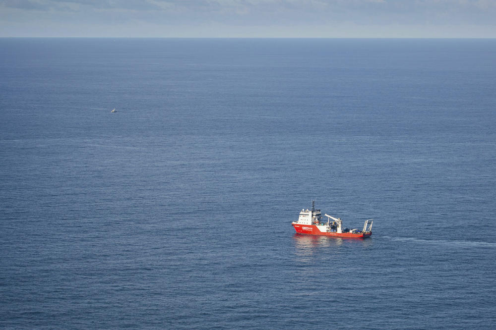 SPASILAC NOSI MOKRU BEBU U NARUČJU! Potresna fotografija koja je obišla svet rasplakaće vas u TRENUTKU! (FOTO)