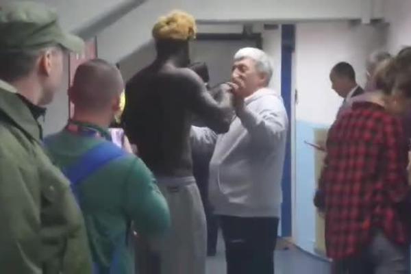 NEĆU, BRE, DA TI PIPNEM TO ČUDO NA GLAVI: Lesor pravio šou sa ekonomom Zvezde ispred svlačionica!