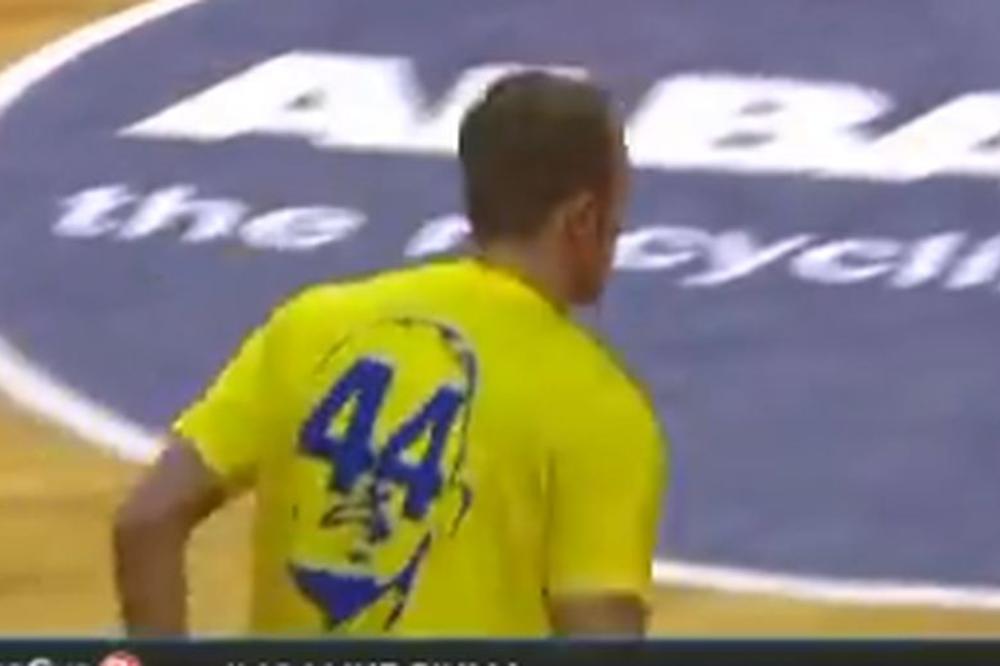 VELIČANSTVEN GEST PRED MEČ SA PARTIZANOM: Igrači Albe istrčali na teren u majicama sa likom Srbina!