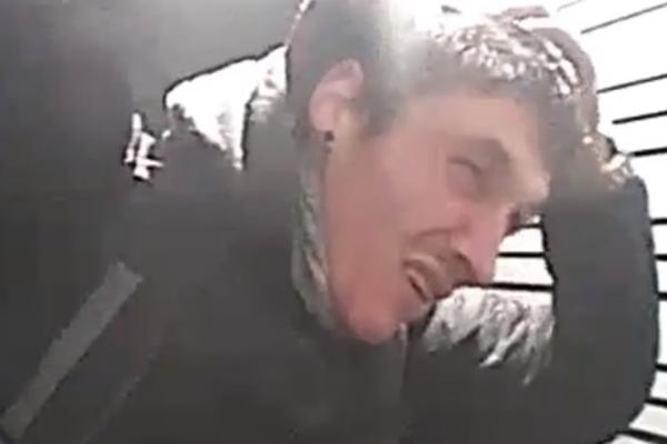 PERVERZNJAK JE GLEDAO DECU KROZ PROZOR KUĆE: A onda je kroz vrata izašao OTAC! (VIDEO)