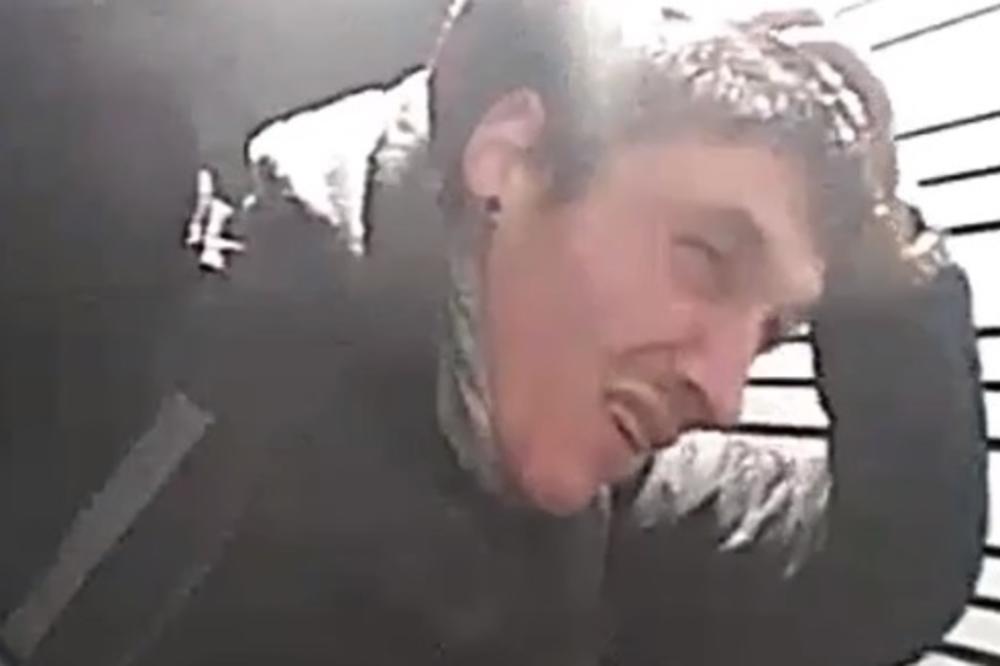 PERVERZNJAK JE GLEDAO DECU KROZ PROZOR KUĆE: A onda je kroz vrata izašao OTAC! (VIDEO)