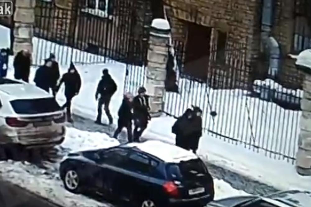 SNIMLJENA STRAŠNA TRAGEDIJA: Led pao sa zgrade i NA LICU MESTA UBIO DEČAKA! (VIDEO)