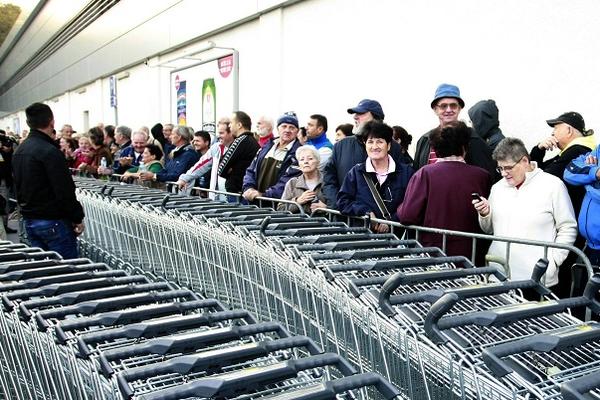 POPULARNI LANAC ZATVARA 73 RADNJE U EVROPSKOJ DRŽAVI: Posluju i u Srbiji