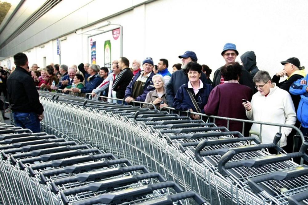 OTVORENI TRŽNI CENTRI I PRODAVNICE! Ova zemlja na ZAPADU EVROPE vraća se u normalan život posle 7 NEDELJA BORBE!