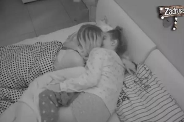 LEZBO AKCIJA USRED ZADRUGE: Dorotea i Maja se ljubile PRED SVIMA, pa se zavukle pod jorgan planinu! (VIDEO)