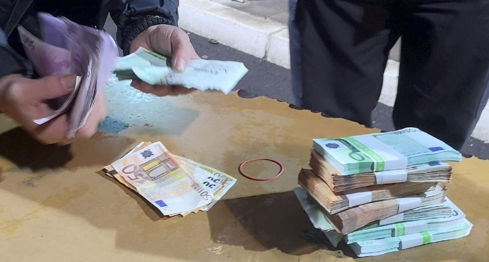 Ukupno je na pomenuta dva mesta pronađeno 80.000 neprijavljenih evra