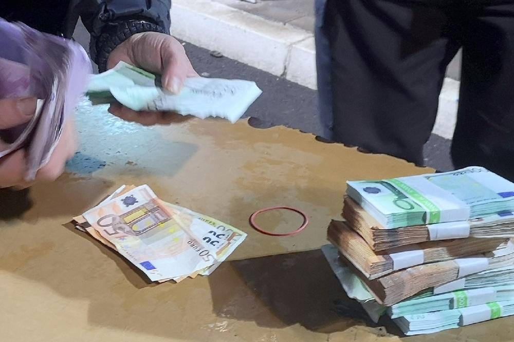 MENJAČ I INSTRUMENTAL TABLU NAFILOVALI NOVČANICAMA: Italijan preko Srbije probao da prošvercuje 80.000 evra