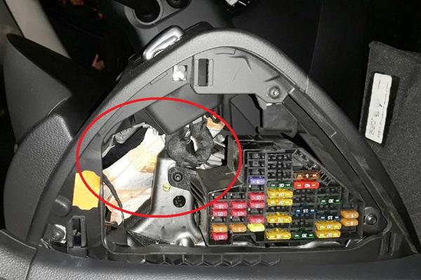 CARINICI SU OTVORILI VRATA MERCEDESA: U njemu su pronašli torbu, a u njoj... (FOTO)