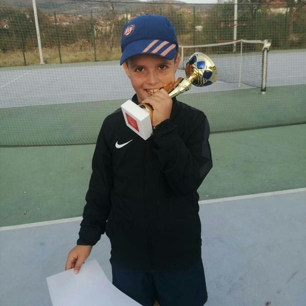 Pavle pozira poput Rafaela Nadala nakon osvojenog turnira  