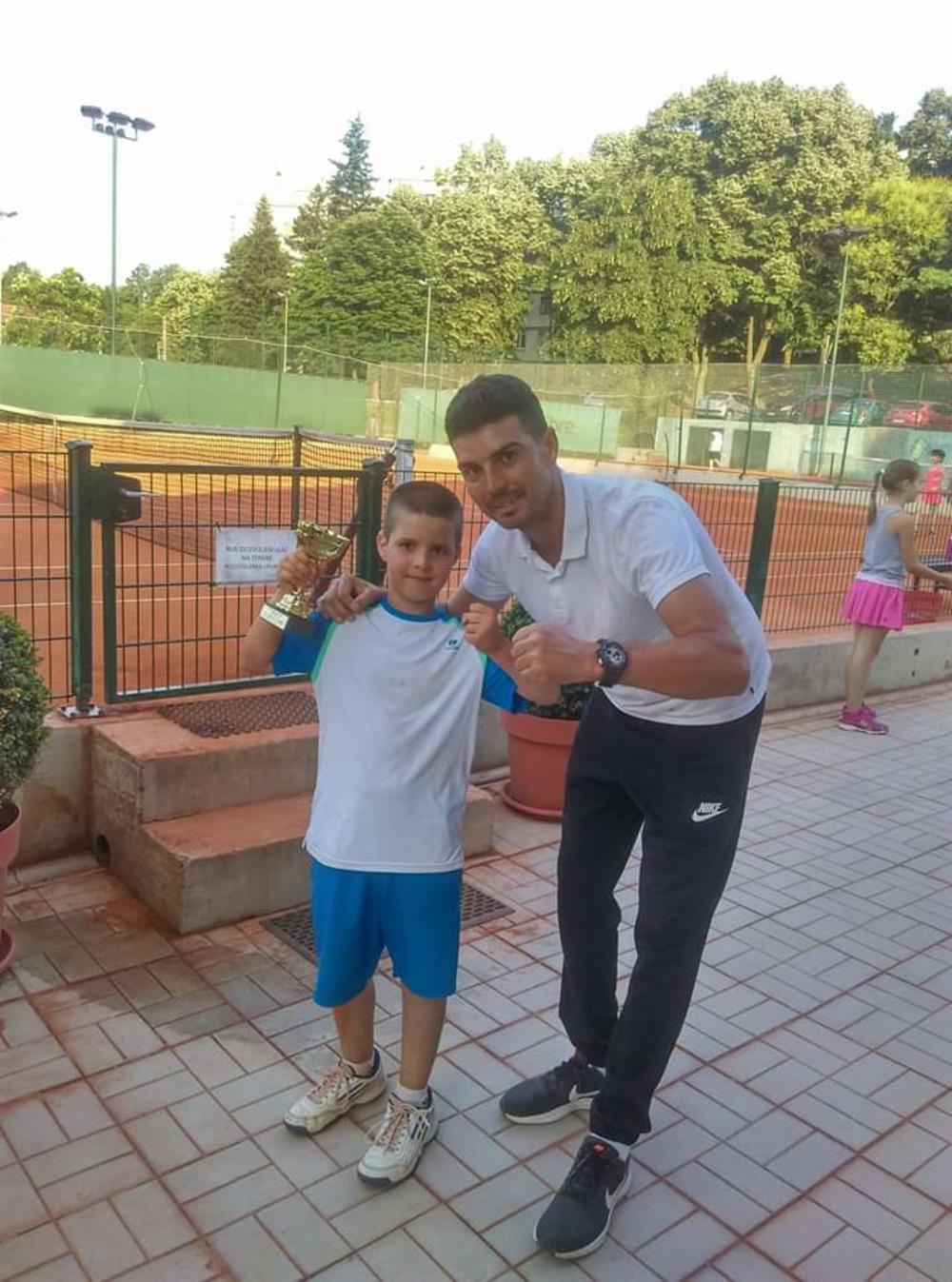 Pavle sa trenerom nakon osvojenog turnira  