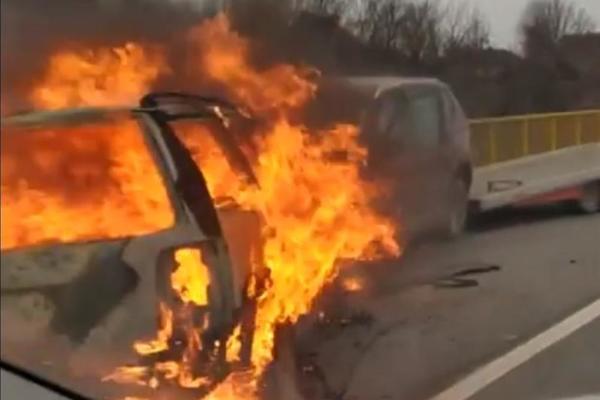 AUTOMOBIL U PLAMENU POSLE STRAVIČNE NESREĆE! Užas na putu kod Požarevca (VIDEO)