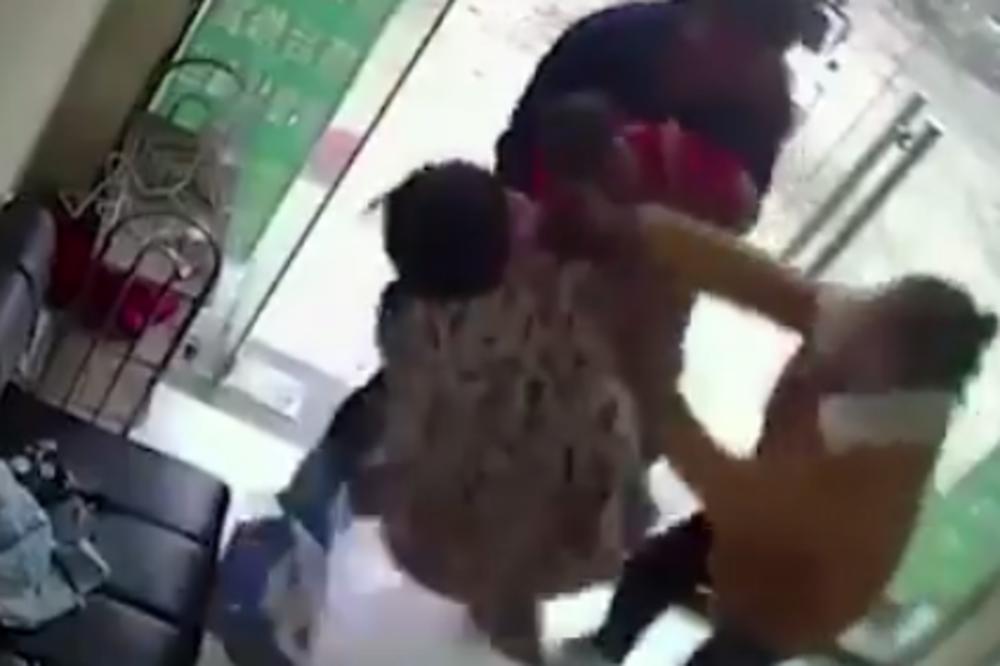 DECU OTIMAJU USRED BELA DANA! Ovi snimci kidnapovanja mališanja lede krv u žilama (VIDEO)