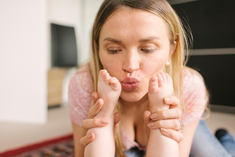 BEBA SE ZBOG POLJUPCA BORILA ZA ŽIVOT: Doktori upozoravaju roditelje da ne ljube decu u USTA, može biti FATALNO