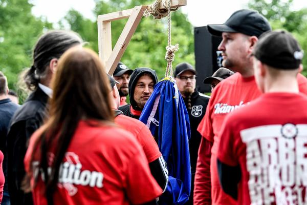 DOK SE U SRBIJI ZBOG VEŠALA ŠALJE U ZATVOR, U NEMAČKOJ SE PRODAJU! Giljotinu za Merkelovu sud je proglasio SATIROM