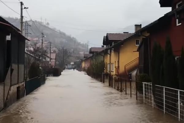 U TOKU JE SPASAVANjE ŽENE (86) U ŽITORAĐI: Zbog poplave je zarobljena u kući, vatrogasci su na terenu