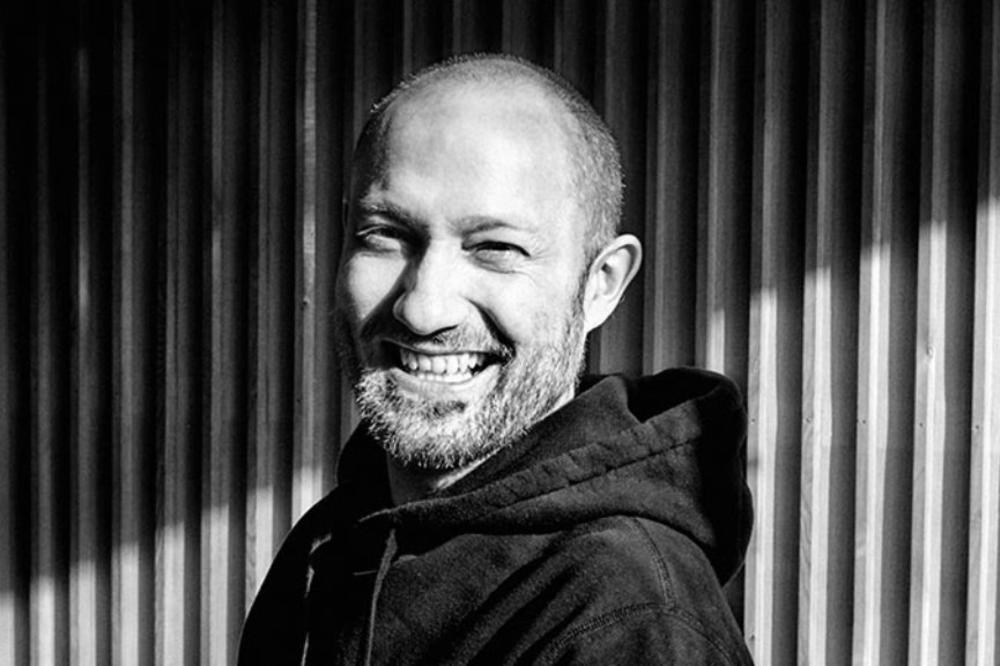 LEGENDA VELIKOG MUZIČKOG BENDA PREMINUO IZNANADA OD KORONAVIRUSA: Divan otac, muž i brat, Srbija ga je obožavala!