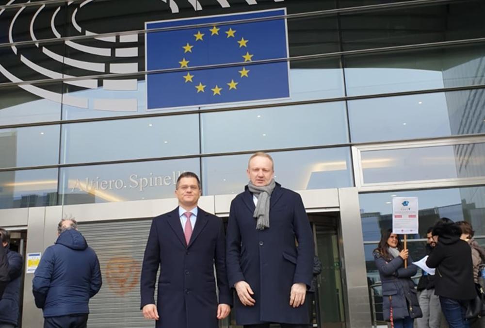 Osnivači Saveza za Srbiju Dragan Đilas i Vuk Jeremić sastali su se danas u Briselu sa predstavnicima Evropske komisije  