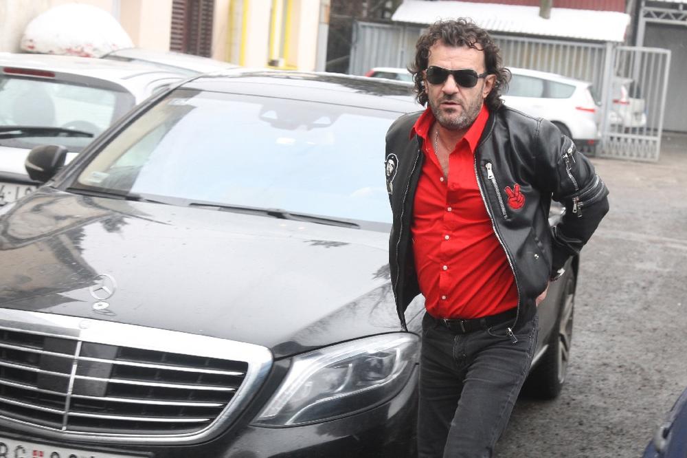 ACA LUKAS IZAZVAO SUDAR: Pevač kolima naleteo na autobus, pa POBEGAO sa lica mesta!