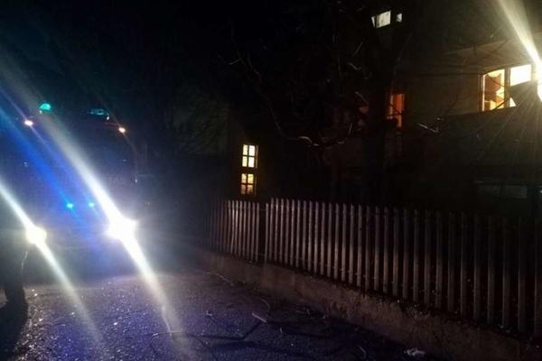 SNAŽNA EKSPLOZIJA U ZGRADI U VRŠCU: Komadi stakla i prozora svuda! Ima povređenih! (VIDEO)