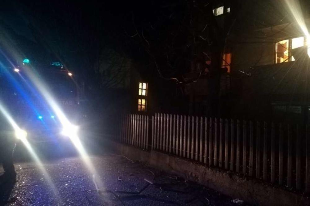SNAŽNA EKSPLOZIJA U ZGRADI U VRŠCU: Komadi stakla i prozora svuda! Ima povređenih! (VIDEO)